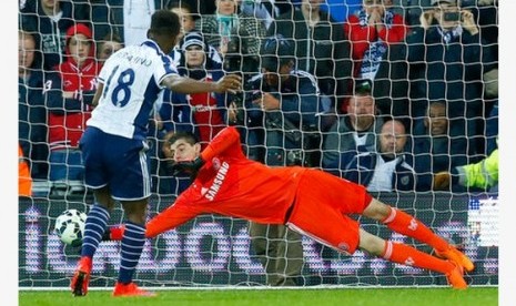 Saido Berahino saat mencetak gol ke gawang Chelsea melalui tendangan penalti.