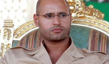 Saif Al Islam putra Qaddafi ditangkah atas tuduhan pembunuhan. Saiful Islam Qaddafi, putra Muammar Qaddafi.