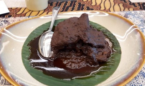 Hidangan rendang khas Sumatra Barat.