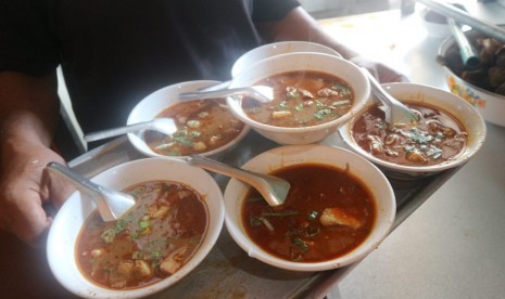 Sajian soto tauto kuliner khas Kota Pekalongan. 