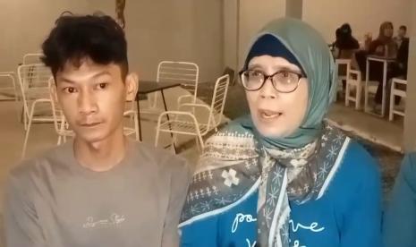 Saka Tatal (kiri), salah seorang terpidana kasus pembunuhan Vina dan Muhammad Rizky atau Eky, yang telah bebas, saat ditemui di Cirebon, Sabtu (1/6/2024). 