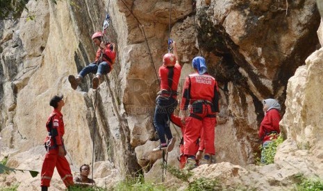   Latihan menggunakan alat pada 'Pelatihan Dasar Vertical Rescue dan Manajemen Perjalanan' oleh Gadamusa di Tebing 125 Gunung Pabeasan, Citatah Padalarang, Kabupaten Bandung Barat, Ahad (6/3). (Republika/Edi Yusuf)