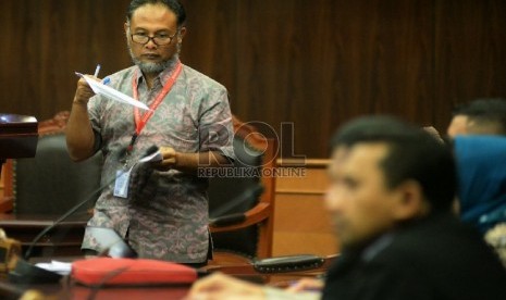 Saksi Ahli yang juga pimpinan nonaktif KPK Bambang Widjojanto saat memberikan keterangan dalam persidangan lanjutan pengujian UU No.30 Tahun 2002 tentang Komisi Pemberantasan Tindak Pidana Korupsi (UU KPK) terhadap UUD 1945 di Mahkamah Konstitusi, Jakarta,