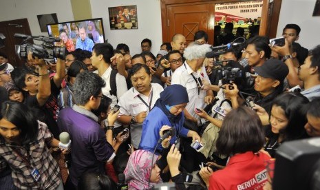 Saksi capres Prabowo Yanuar Arif Wibowo (tengah) meninggalkan ruang Rapat Pleno Rekapitulasi Hasil Pilpres 2014, di Gedung KPU Jakarta, Selasa (22/7). 