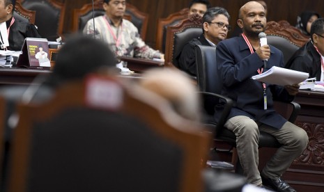 Saksi dari pihak pemohon Idham Amiruddin (kanan) memberikan keterangan saat sidang lanjutan Perselisihan Hasil Pemilihan Umum (PHPU) presiden dan wakil presiden di gedung Mahkamah Konstitusi, Jakarta, Rabu (19/6/2019).