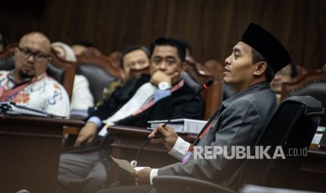 Saksi dari pihak terkait Anas Nashikin (kanan) mengikuti sidang Perselisihan Hasil Pemilihan Umum (PHPU) presiden dan wakil presiden di Gedung Mahkamah Konstitusi, Jakarta, Jumat (21/6/2019).