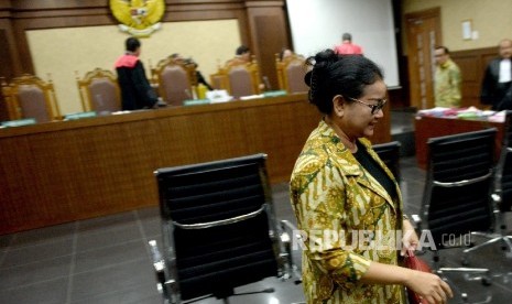  Saksi kasus dugaan korupsi pengadaan proyek e-KTP Miryam S Haryani usai memberikan keterangan saat sidang lanjutan di Pengadilan Tipikor, Jakarta, Kamis (30/3).