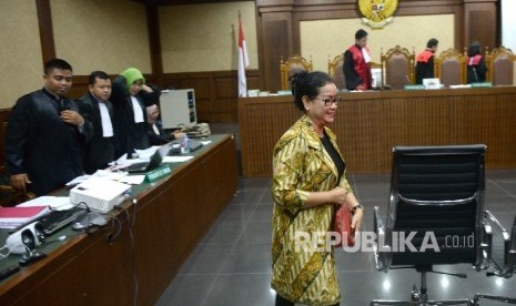 Saksi kasus dugaan korupsi pengadaan proyek e-KTP Miryam S Haryani usai memberikan keterangan saat sidang lanjutan di Pengadilan Tipikor, Jakarta, Kamis (30/3).