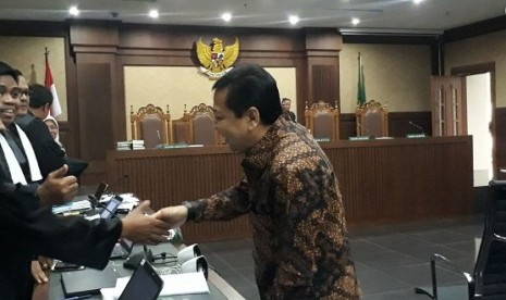 Saksi kasus korupsi pengadaan KTP elektronik, Setya Novanto tersenyum menyalami Jaksa di Pengdailan Tipikor Jakarta, Jumat (3/11)