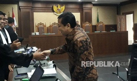 Saksi Kasus Korupsi pengadaan KTP-Elektronik, Setya Novanto tersenyum menyalami Jaksa di Pengadilan Tipikor, Jakarta Pusat, Jumat (3/11).