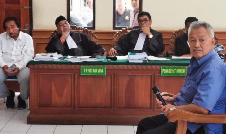 Saksi korban kasus keterangan palsu dalam akta autentik pengalihan saham PT Geriya Wijaya Prestige (GWP) Tomy Winata (paling kanan) sedang memberikan kesaksian dalam sidang kasus tersebut dengan terdakwa Harjanto Karjadi (paling kiri) di Pengadilan Negeri (PN) Denpasar, Bali, Selasa (3/12). 