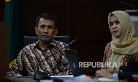 Terdakwa kasus korupsi dana bansos di Sumatera Utara (Sumut), pasangan suami istri Gubernur Sumut nonaktif Gatot Pujo Nugroho (kiri) dan Evy Susanti menjalani sidang lanjutan dengan agenda pemeriksaan saksi di Pengadilan Tipikor, 