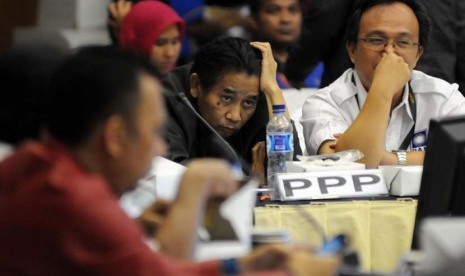 Saksi-saksi dari partai-partai politik menyimak rapat pleno terbuka rekapitulasi suara nasional Pemilihan Umum Legislatif (Pileg) 2014 yang berlangsung di Kantor Komisi Pemilihan Umum (KPU), Jakarta, Rabu (7/5).