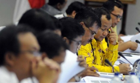 Saksi-saksi dari partai-partai politik menyimak rapat pleno terbuka rekapitulasi suara nasional Pemilihan Umum Legislatif (Pileg) 2014 yang berlangsung di Kantor Komisi Pemilihan Umum (KPU), Jakarta, Rabu (7/5).