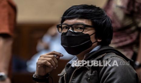 Saksi untuk kasus suap kepada mantan penyidik KPK AKP Stepanus Robin Pattuju dengan terdakwa Azis Syamsuddin, Aliza Gunado bersiap mengikuti sidang lanjutan di Pengadilan Tipikor, Jakarta, Senin (3/1/2022). Dalam sidang tersebut Jaksa KPK melakukan konfrontasi keterangan saksi Aliza Gunado dengan tiga saksi dari Lampung Tengah.