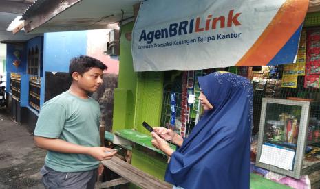 Sekitar 55 ribu agen BRILink telah terdaftar dan bisa melayani penjualan produk asuransi AMKKM. (ilustrasi)