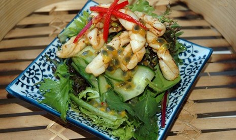 Salad cumi dengan potongan mangga dan saus markisa.