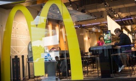 Salah gerai McDonalds. Karyawan McD dituduh sengaja menambahkan bakon, irisan daging babi, di fish sandwich pesanan keluarga Muslim di Massachusetts, AS.