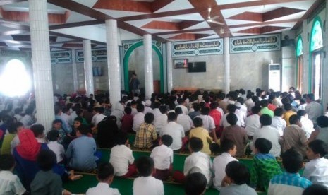 Salah satu acara pendidikan keislaman yang diadakan oleh Sekolah Bosowa Bina Insani di Masjid Al-Ikhlas Kampus Bosowa Bina Insani Bogor, Jawa Barat.