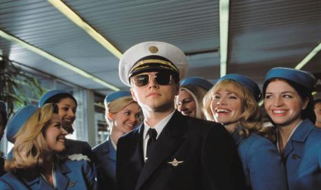 Salah satu adegan dalam film Catch Me If You Can. ini menjadi salah satu film yang diangkat dari kisha nyata yang jauh dari fakta sebenarnya.