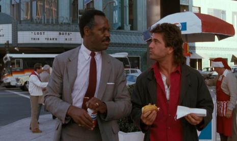 Salah satu adegan dalam film Lethal Weapon.