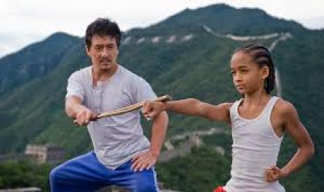 Salah satu adegan dalam film The Karate Kid yang dibintangi Jaden Smith dan aktor legendaris Jackie Chan. Sony Pictures akan garap lagi kisah Karate Kid.