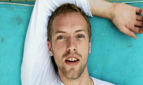 Salah satu adegan dalam video musik The Scientist milik Coldplay. Meski judulnya menggunakan kata scientist, lagu ini tak ada kaitannya dengan ilmuwan maupun sains.