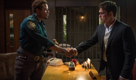 Salah satu adegan dalam Wayward Pines yang diperankan oleh Terrence Howard (kiri) dan Matt Dillon (kanan).