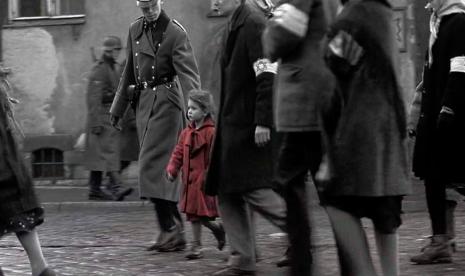 Salah satu adegan di film Schindlers List. Ada beberapa film bertema Perang Dunia yang menyentuh hati.