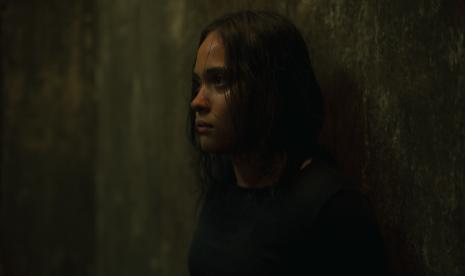 Salah satu adegan di film The Shadow Stray. Film ini  masuk daftar global film non-English di Netflix Top 10. Film ini juga masuk dalam daftar Top 10 di 85 negara.