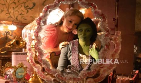 Salah satu adegan film Wicked yang memperlihatkan karakter Glinda (diperankan oleh Ariana Grande) dan Elphaba (Cynthia Erivo).