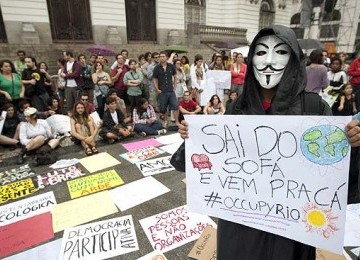 Salah satu aksi dalam demonstasi 'Occupy Rio'