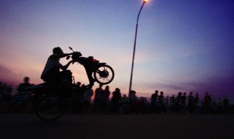   Salah satu aksi pengendara motor sebelum balapan liar.