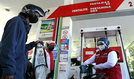 Salah satu aktivitas pengisian BBM di salah satu SPBU Pertamina (ilustrasi). PT Pertamina (Persero) menyatakan aplikasi MyPertamina akan menjadi syarat untuk membeli Bahan Bakar Minyak (BBM) bersubsidi jenis Pertalite dan Solar agar penyaluran subsidi bisa tepat sasaran.