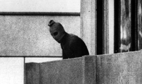 Salah satu anggota Black September saat menyandera atlet Olimpiade Israel di apartemen mereka di Muenchen, Jerman pada 1972.