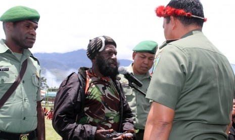 Salah satu anggota Organisasi Papua Merdeka (OPM) Ilipo Morib (dua kiri) dari kelompok Simon Kogoya dari wilayah Ilaga hingga Timika menyerahkan diri disaksikan langsung oleh Pangdam XVII Cenderawasih Mayjen TNI Fransen Siahaan (kanan) di Makodim 1702 Jaya