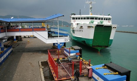 Salah satu armada kapal penyeberangan Ferry bersandar di Pelabuhan Merak, Banten, Minggu (20/7). (Republika/ Prayogi).