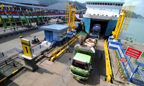   Salah satu armada penyeberangan Ferry bersandar di Pelabuhan Merak, Banten, Senin (29/7).  (Republika/Wihdan Hidayat)