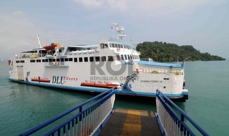   Salah satu armada penyeberangan Ferry bersandar di Pelabuhan Merak, Banten, Senin (29/7).  (Republika/Wihdan Hidayat)