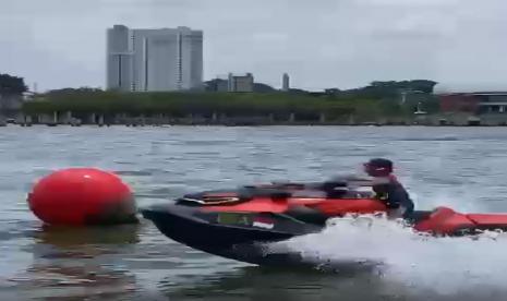 Salah satu atlet belia cabor jetski Indonesia tengah menjalani latihan.