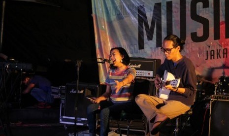 Salah satu band tampil dalam acara Musik Sore.