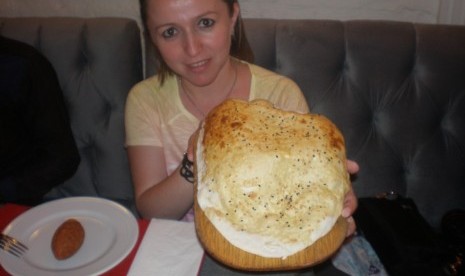 Salah satu bentuk roti pide yang menyerupai martabak dengan isi daging cincang. Di restoran kota Istanbul, Turki, roti pide biasanya disajikan setelah sup.