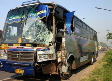 salah satu bus sumber kencono yang hancur karena kecelakaan