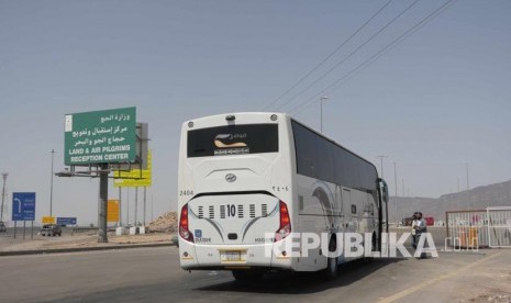 Salah satu bus yang mengangkut rombongan jamaah haji kloter SUB 35 asal Embarkasi Surabaya bersiap masuk ke dalam Terminal Hijrah, Madinah, Kamis (22/9).