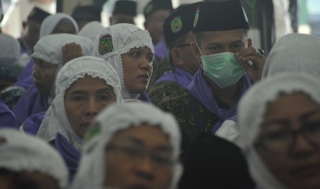 Salah satu calon haji embarkasi Palembang mengenakan masker sebagai salah satu perbekalan kesehatan jemaah haji di Aula Asrama Haji Palembang, Sumsel (Ilustrasi) 