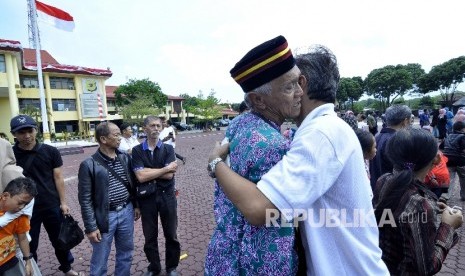 Salah satu Calon Jemaah Haji dari Kelompok Terbang (Kloter) Kloter 1 Kota Bandung berpamitan kepada keluargannya saat pelepasan menuju Asrama Haji Bekasi, di halaman Mapolda, Jl Soekarno Hatta, Kota Bandung, Selasa (9/8).