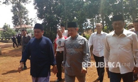 Salah satu Capres versi PKS Anis Mata (abu-abu) dan pimpinan Ponpes Miftahul Huda 2 Bayasari Ciamis Jawa Barat KH Nonop Hanafi (biru) berjalan bersama menuju panggung saat akan mengisi materi di ponpes itu, Selasa (10/4). 