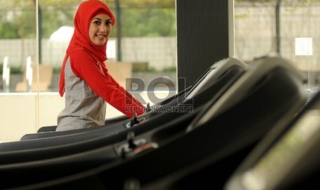 Salah satu cara melatih otot adalah dengan melakukan latihan kebugaran dan kekuatan secara rutin.