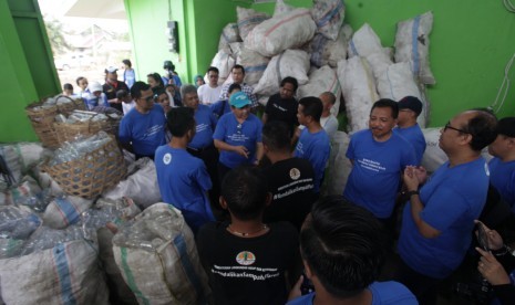 Salah satu cara mengatasi sampah di Labuan Bajo dengan model ekonomi sirkular dimana sampah plastik akan diolah menjadi bahan baku.