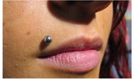 Salah satu contoh tindikan (piercing).